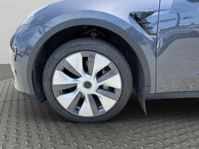 2023 Tesla Model Y Long Range AWD — photo 6