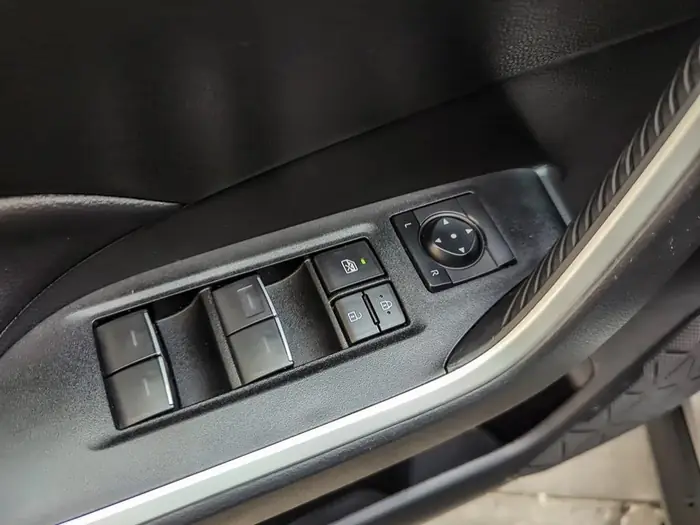 2023 Toyota RAV4 Hybrid SE AWD — photo 17