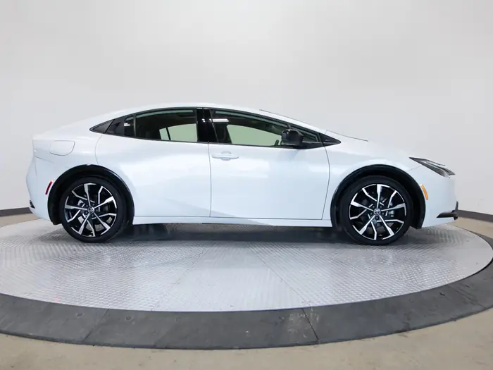 2025 Toyota Prius Plug-In Hybrid XSE Premium Auto — photo 6