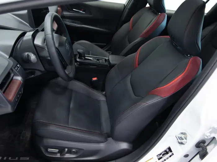 2025 Toyota Prius Plug-In Hybrid XSE Premium Auto — photo 17