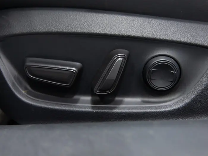 2025 Toyota Prius Plug-In Hybrid XSE Premium Auto — photo 18