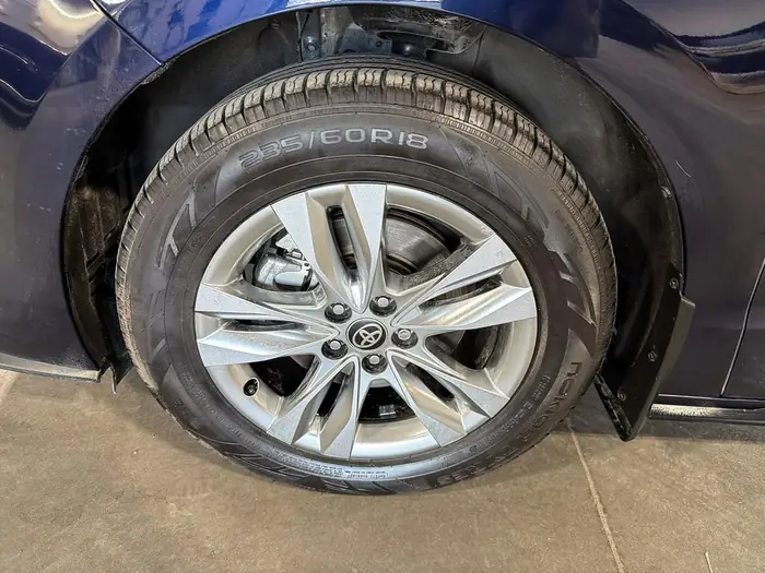 2025 Toyota Sienna Limited 7-Passenger AWD — photo 6