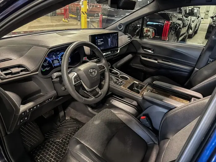 2025 Toyota Sienna Limited 7-Passenger AWD — photo 13