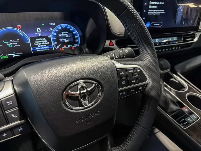 2025 Toyota Sienna Limited 7-Passenger AWD — photo 16