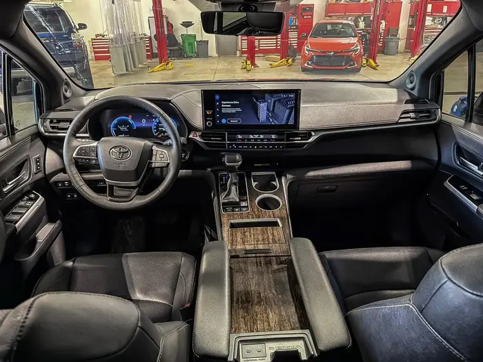 2025 Toyota Sienna Limited 7-Passenger AWD — photo 24