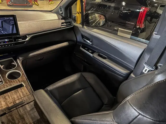 2025 Toyota Sienna Limited 7-Passenger AWD — photo 25