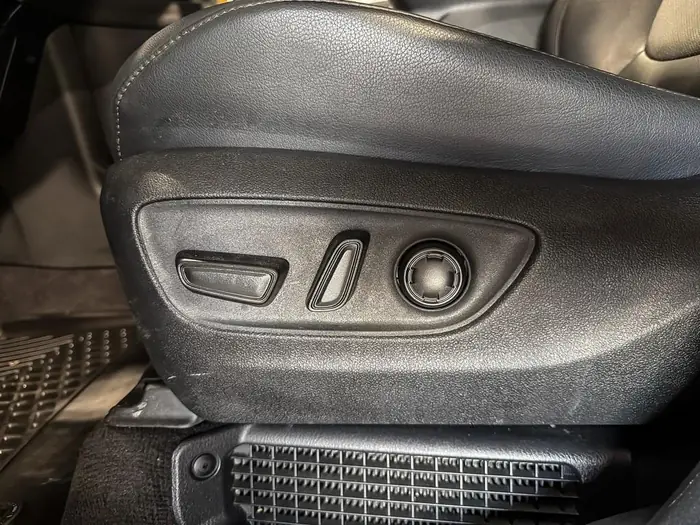 2025 Toyota Sienna Limited 7-Passenger AWD — photo 28