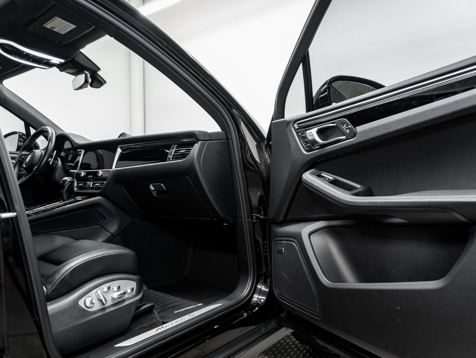 2023 Porsche Macan S AWD — photo 23