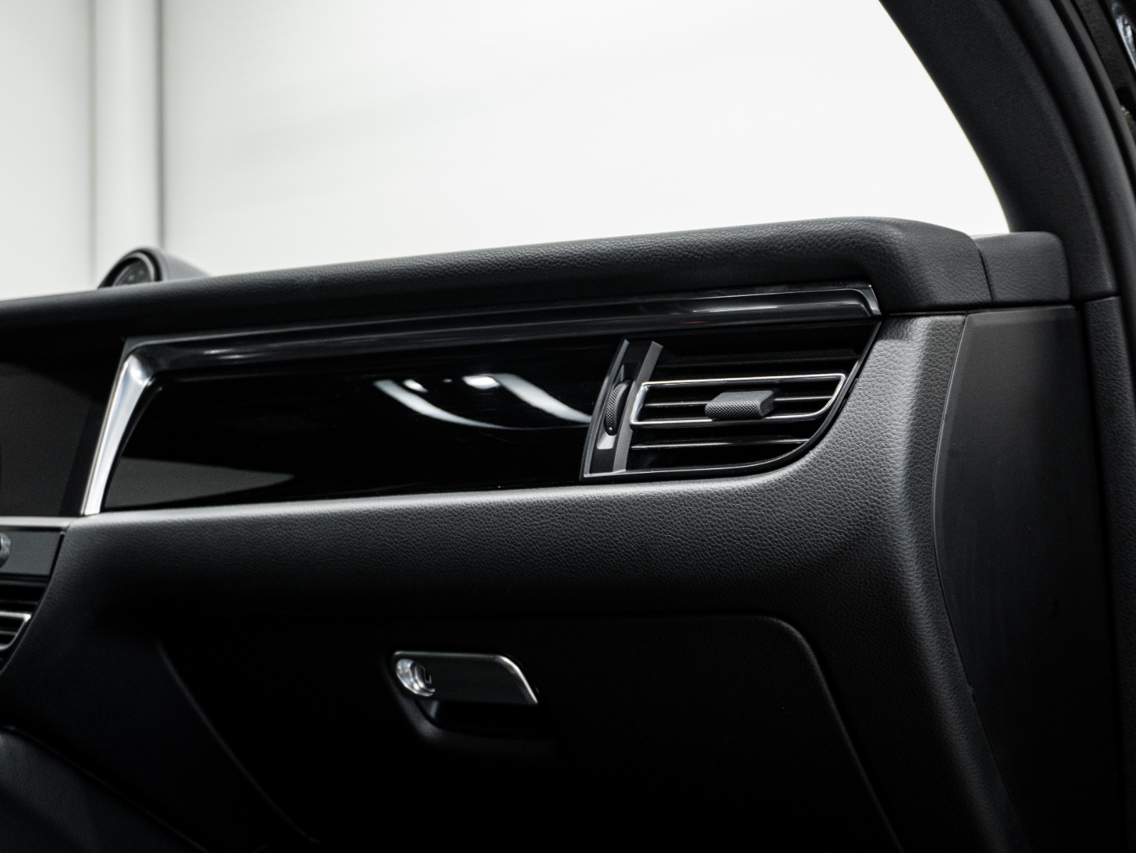 2023 Porsche Macan S AWD — photo 30