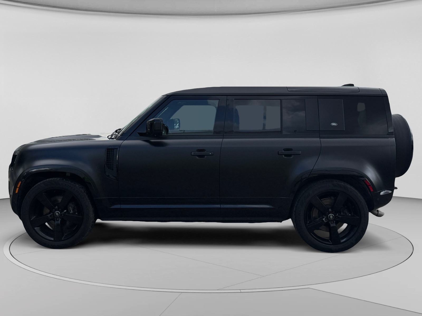 2024 Land Rover Defender 110 P525 V8 — photo 2