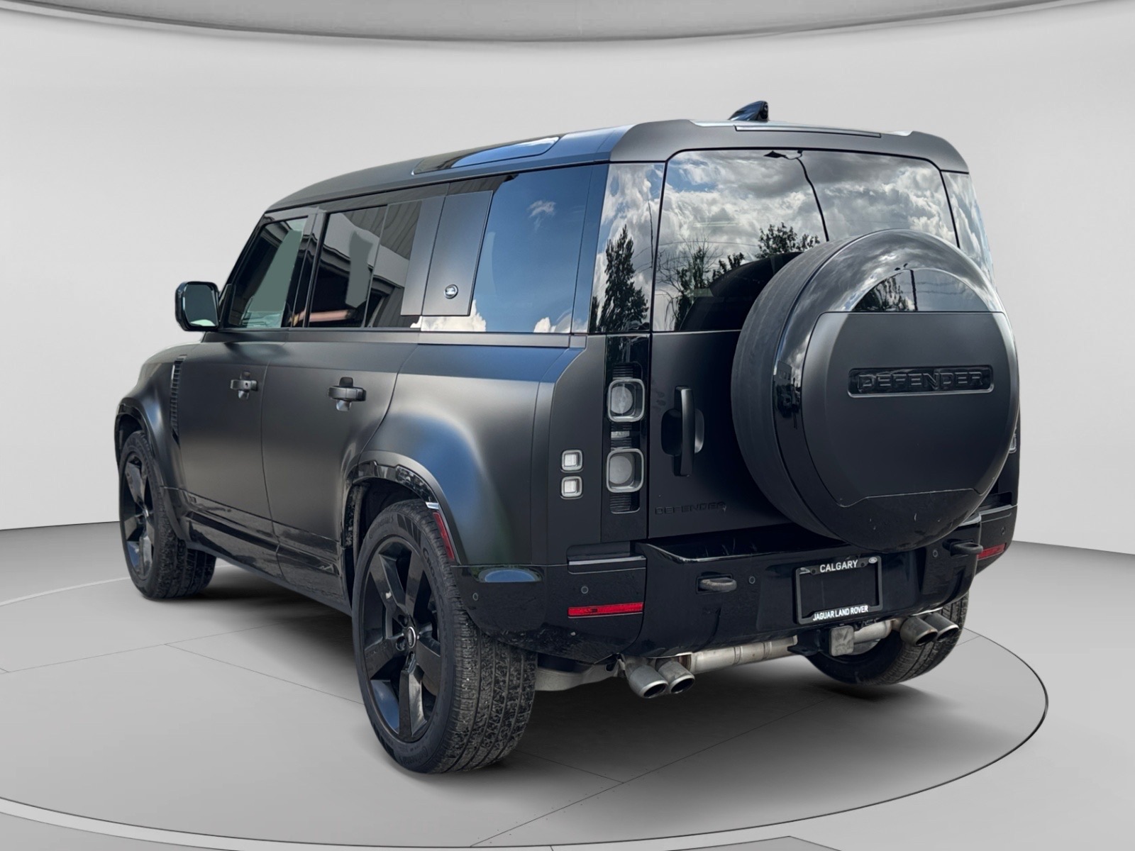 2024 Land Rover Defender 110 P525 V8 — photo 3