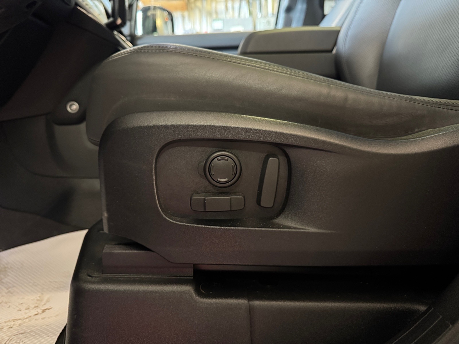 2024 Land Rover Defender 110 P525 V8 — photo 23