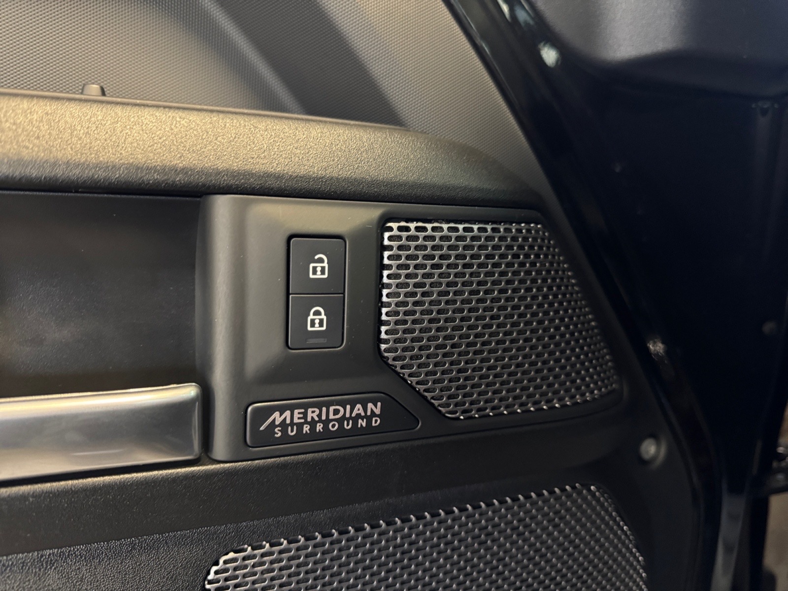 2024 Land Rover Defender 110 P525 V8 — photo 24
