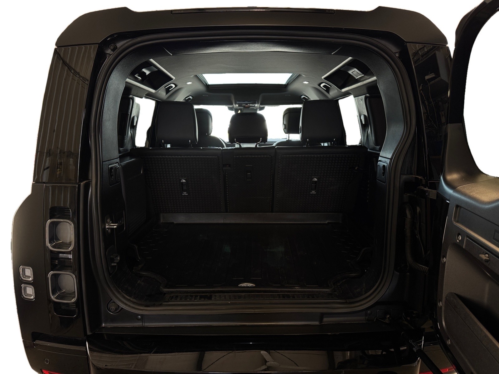 2024 Land Rover Defender 110 P525 V8 — photo 26