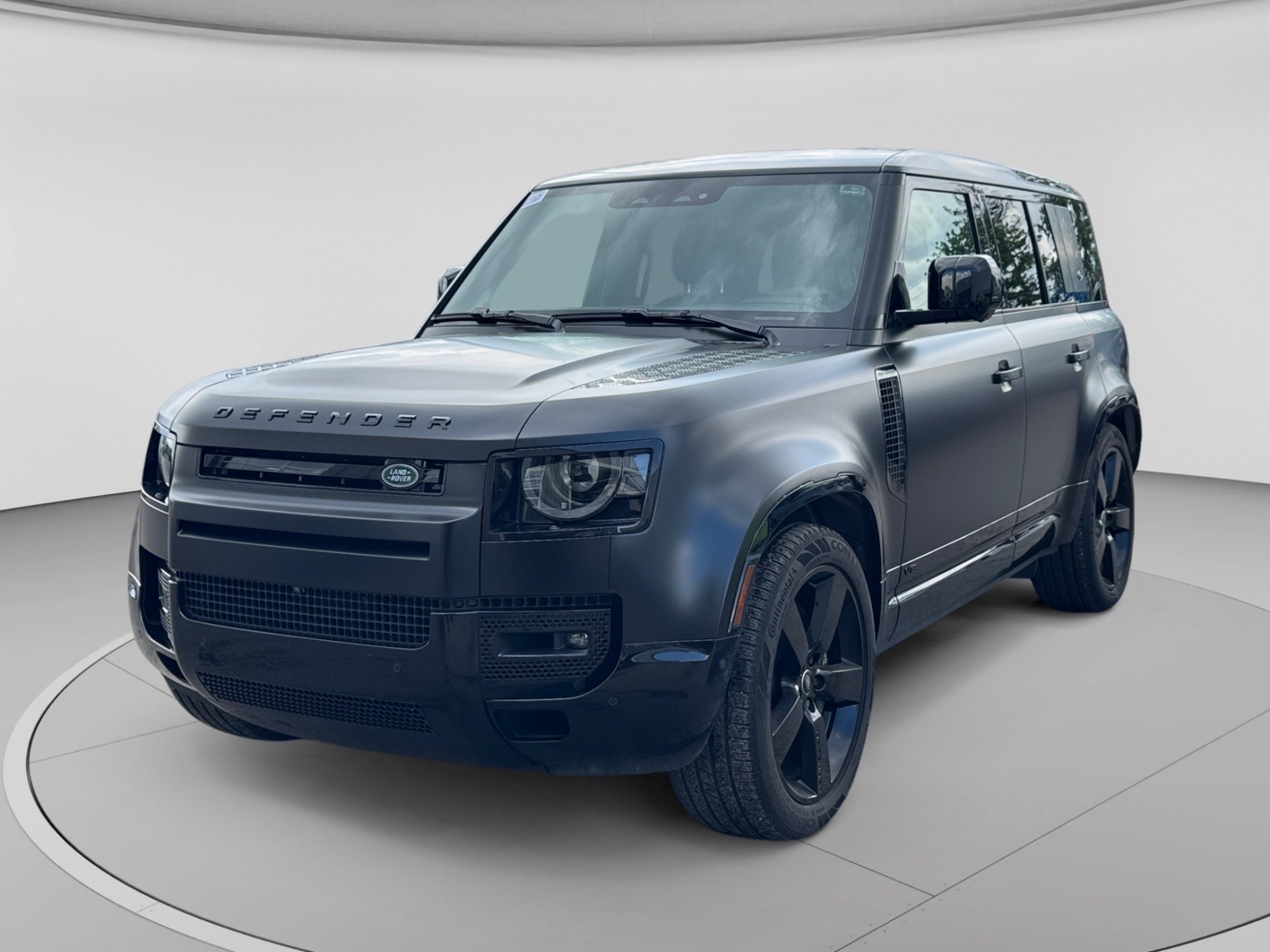 2024 Land Rover Defender 110 P525 V8 — photo 1