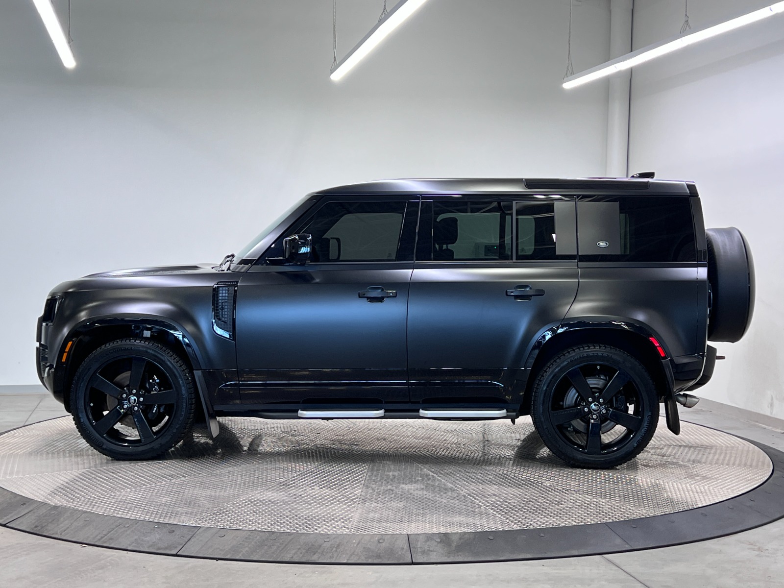 2023 Land Rover Defender 110 V8 AWD — photo 2