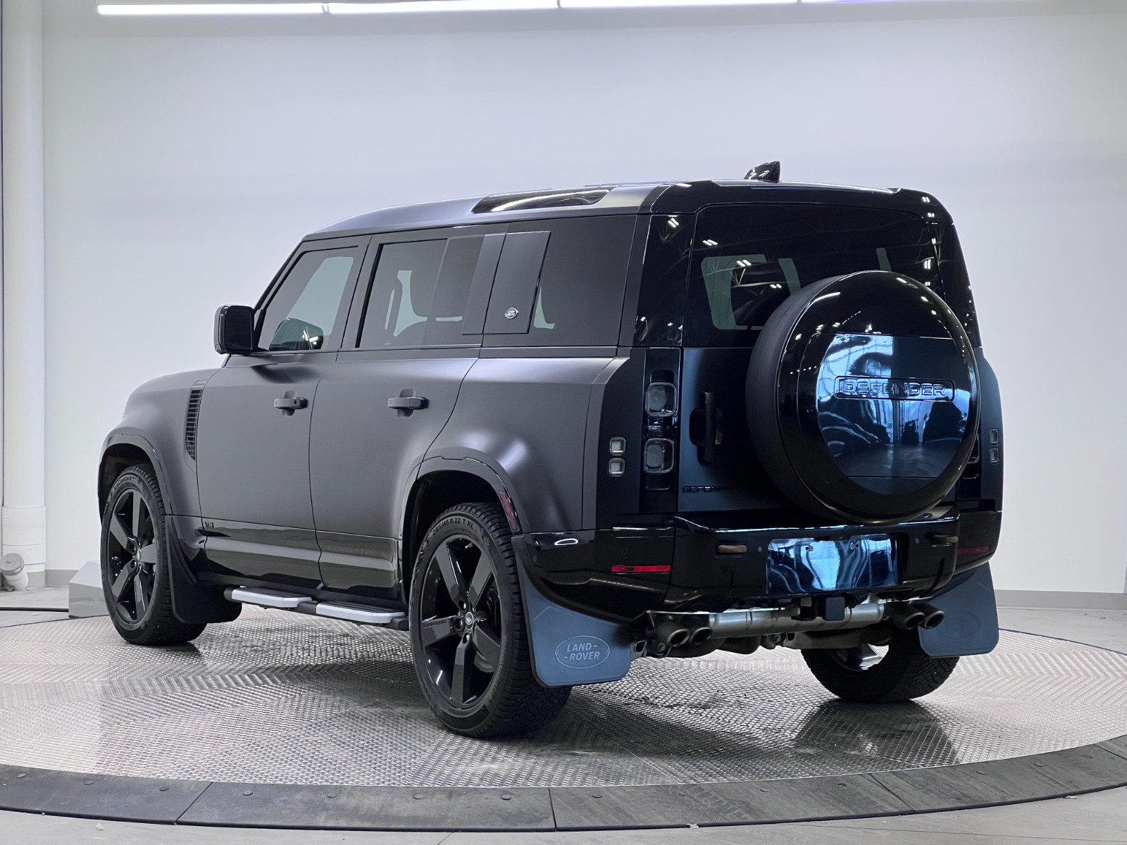 2023 Land Rover Defender 110 V8 AWD — photo 3