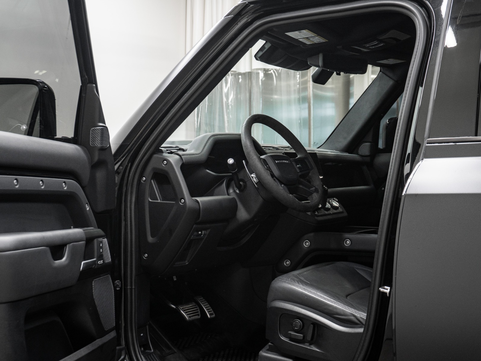 2023 Land Rover Defender 110 V8 AWD — photo 4