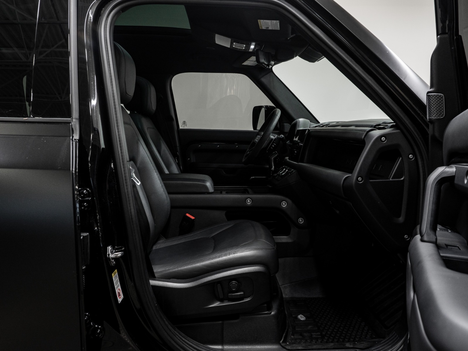 2023 Land Rover Defender 110 V8 AWD — photo 5