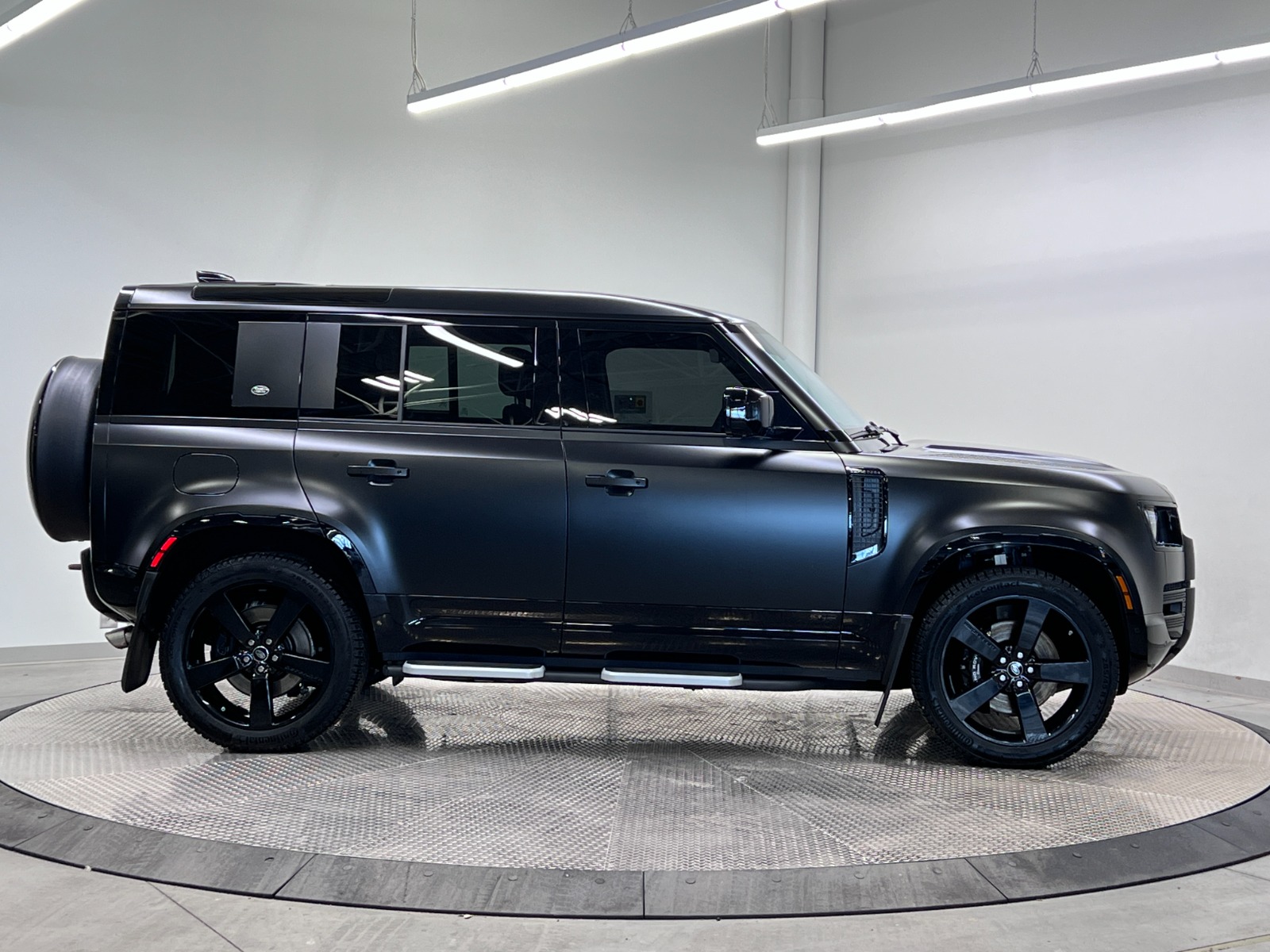 2023 Land Rover Defender 110 V8 AWD — photo 7