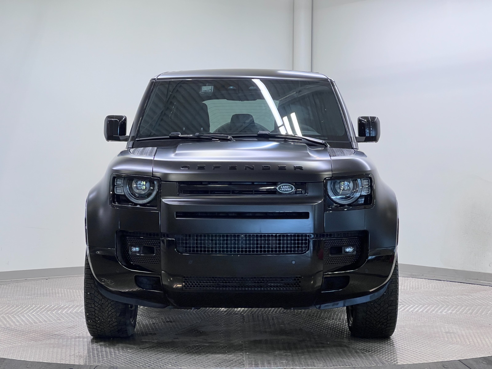 2023 Land Rover Defender 110 V8 AWD — photo 8