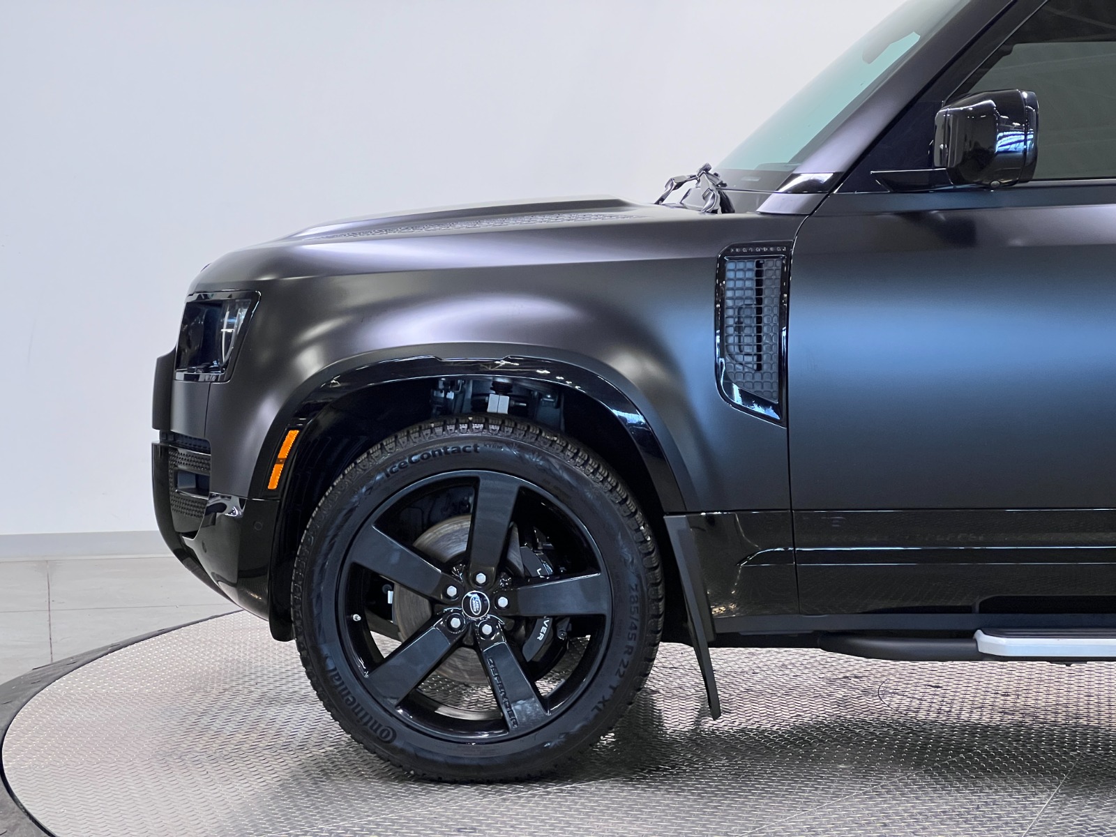 2023 Land Rover Defender 110 V8 AWD — photo 9