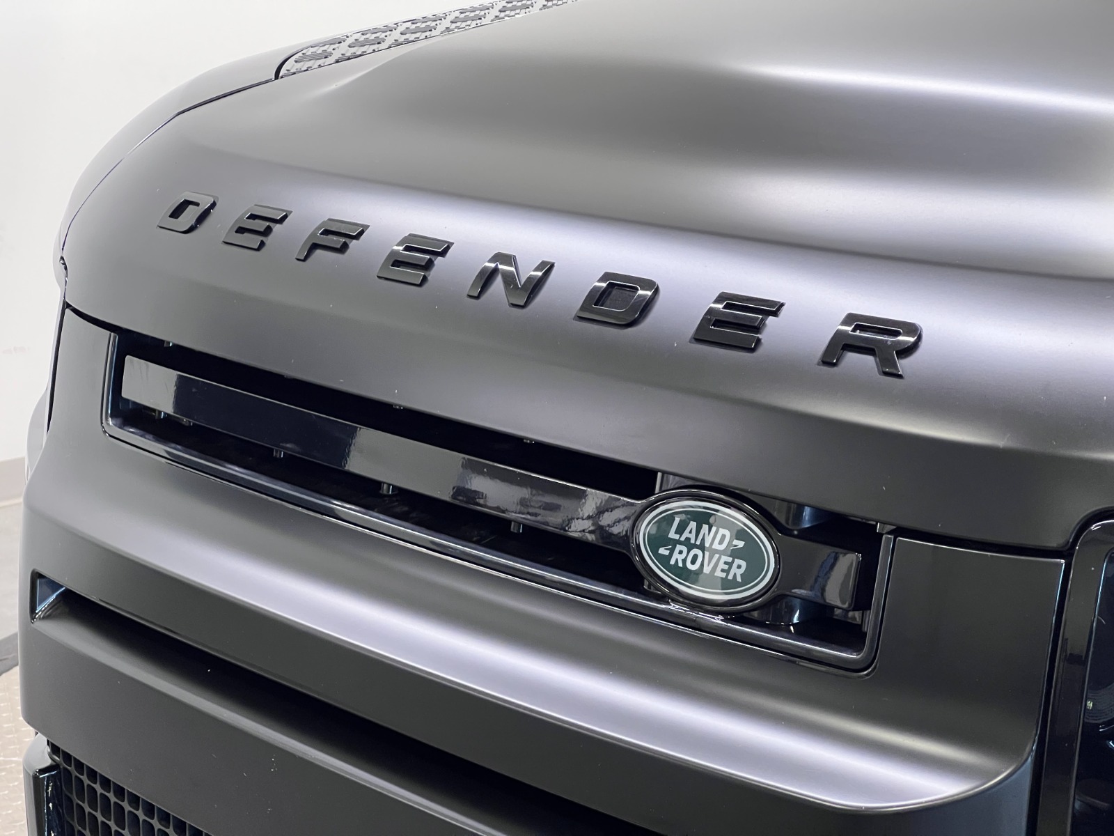 2023 Land Rover Defender 110 V8 AWD — photo 10
