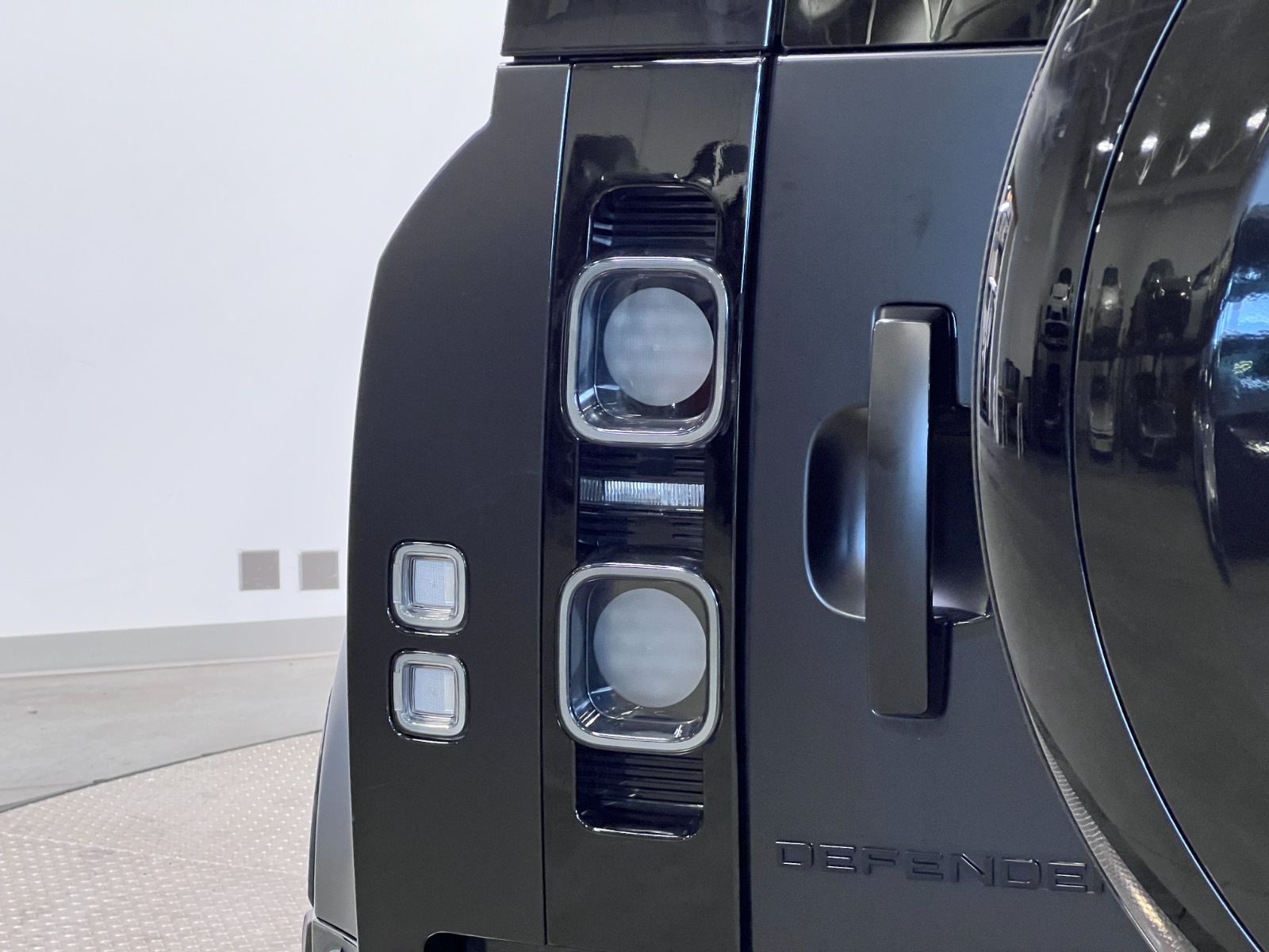 2023 Land Rover Defender 110 V8 AWD — photo 13