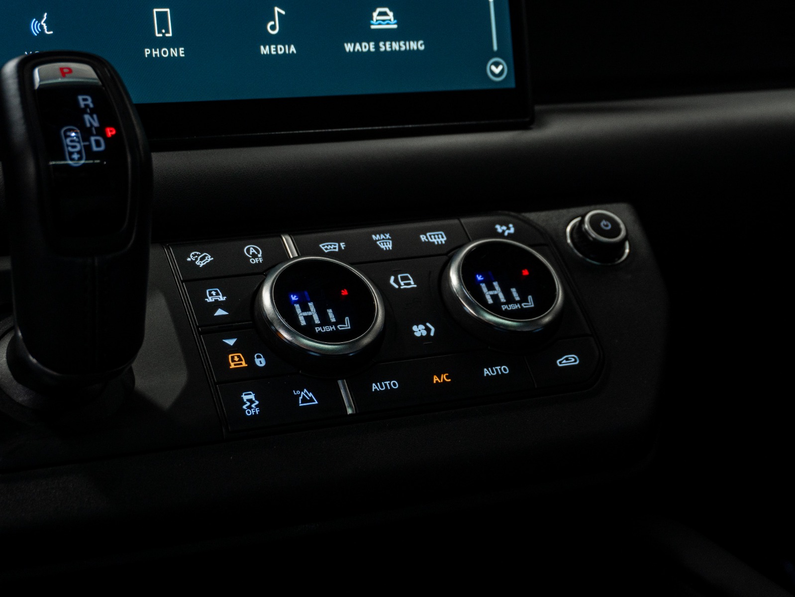 2023 Land Rover Defender 110 V8 AWD — photo 18