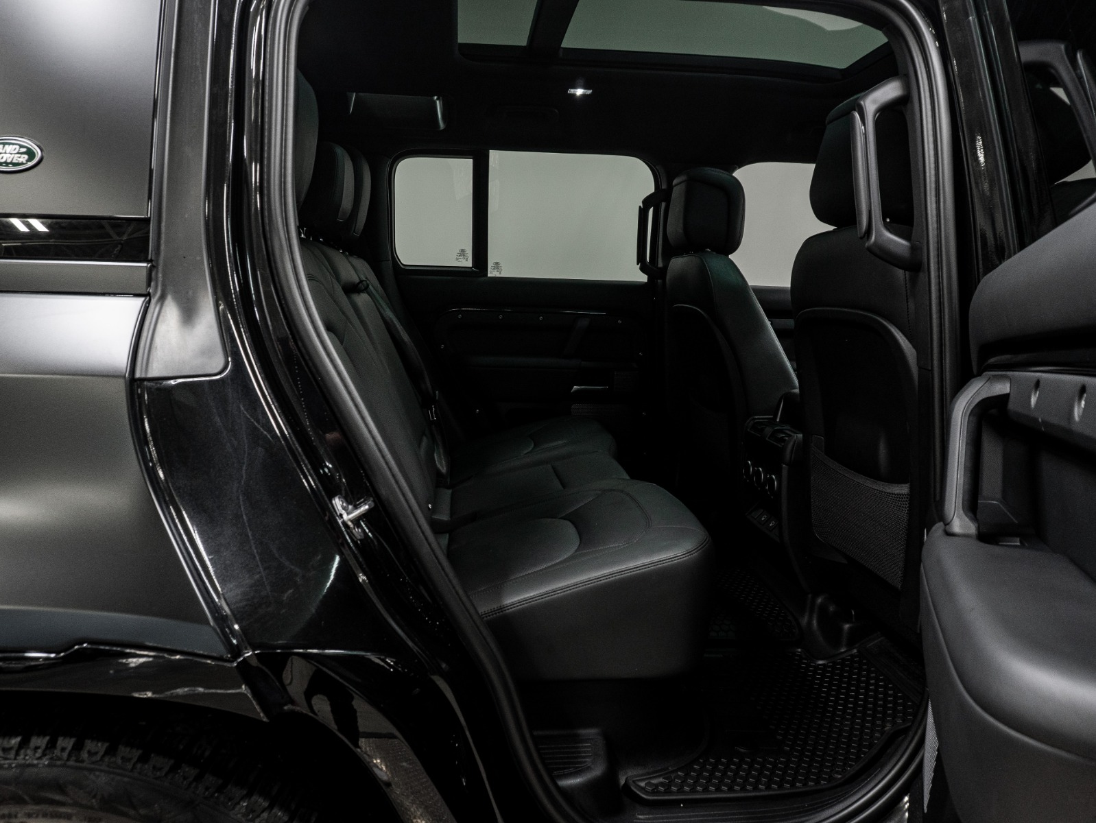 2023 Land Rover Defender 110 V8 AWD — photo 22