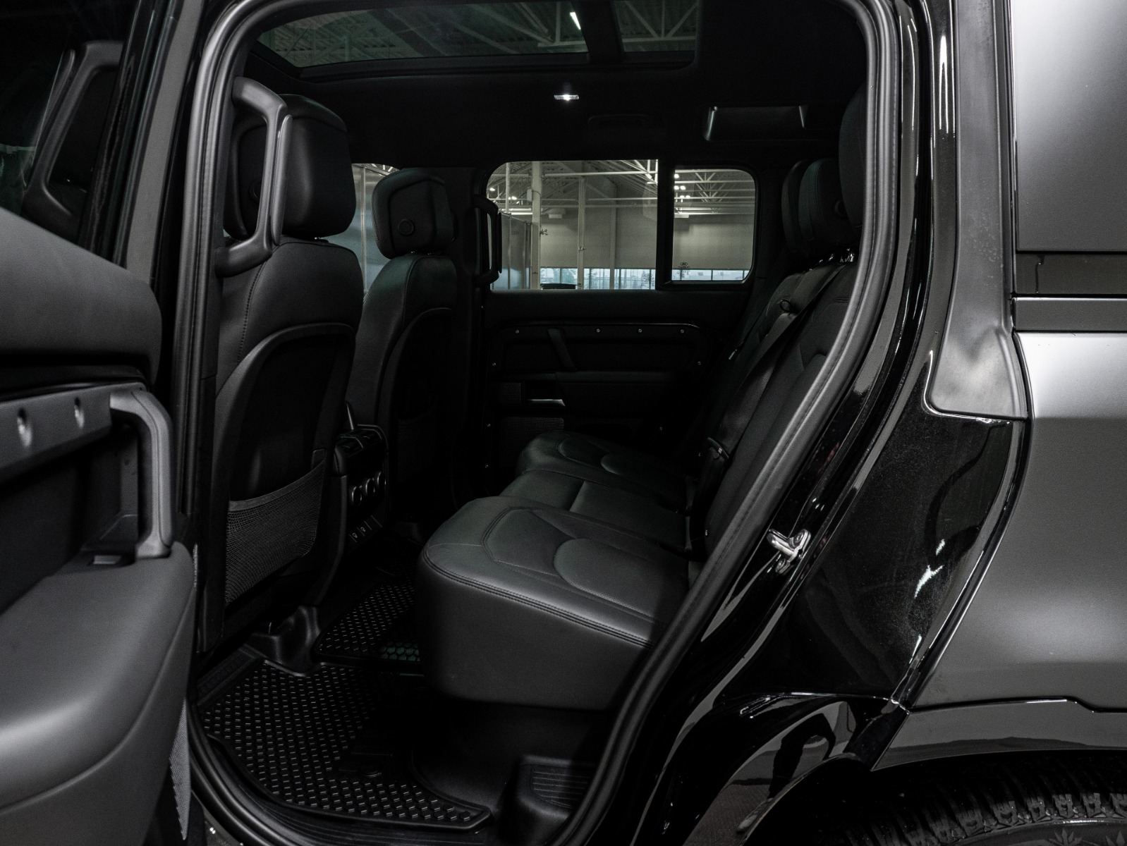2023 Land Rover Defender 110 V8 AWD — photo 23