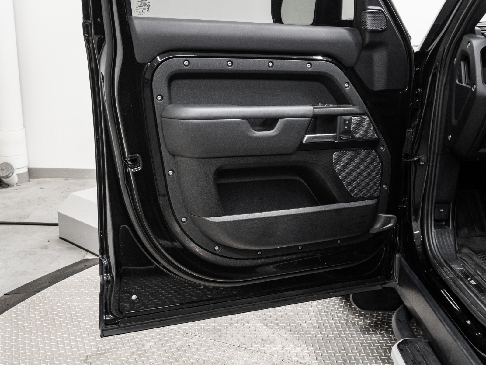 2023 Land Rover Defender 110 V8 AWD — photo 26