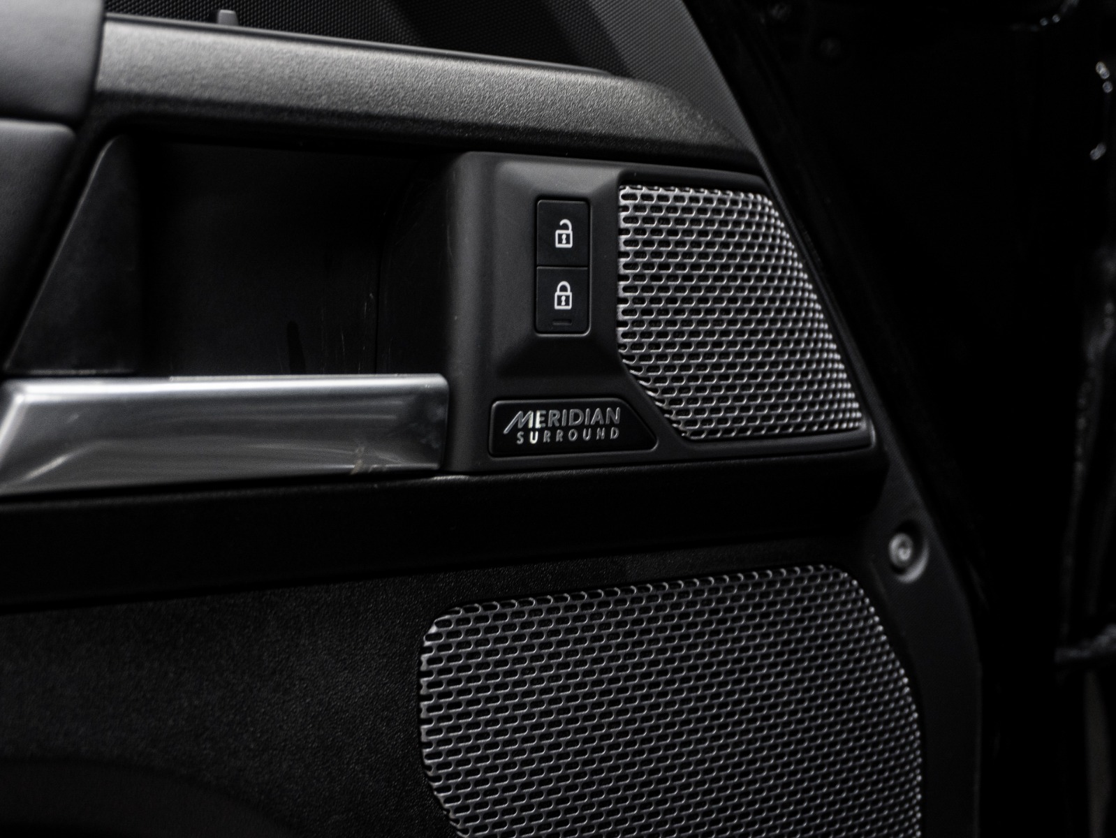 2023 Land Rover Defender 110 V8 AWD — photo 28