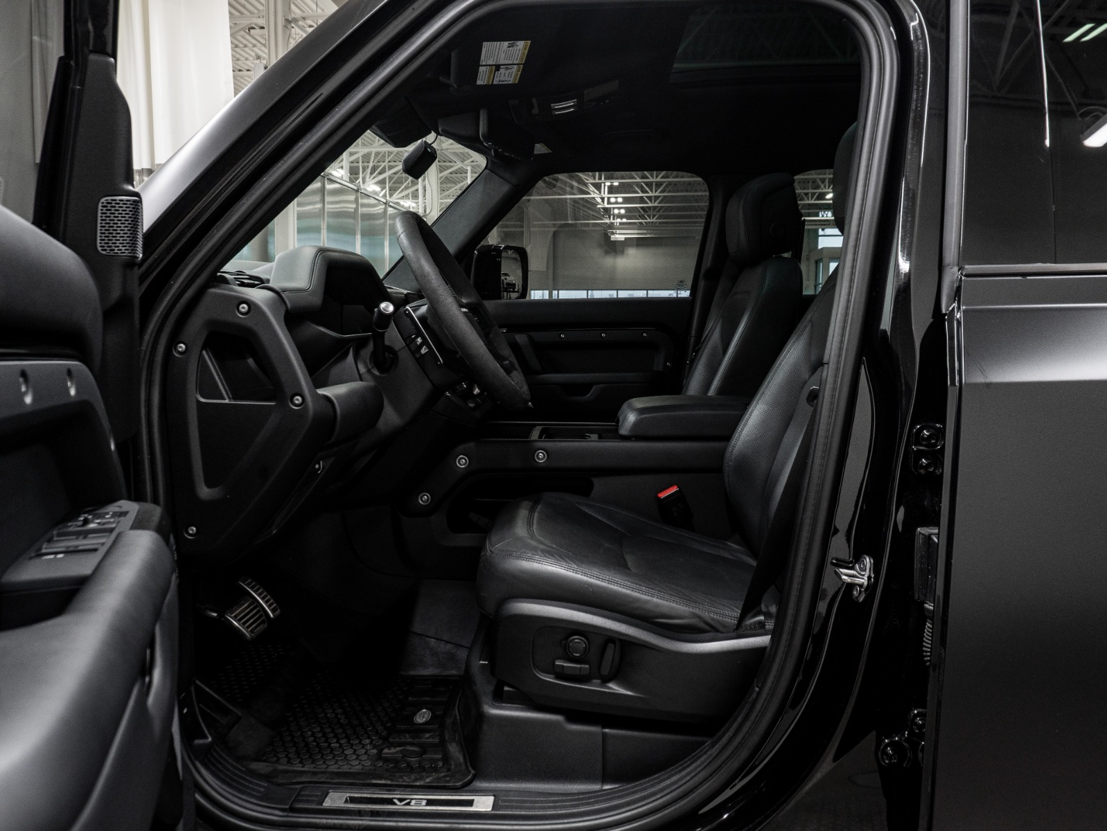 2023 Land Rover Defender 110 V8 AWD — photo 32
