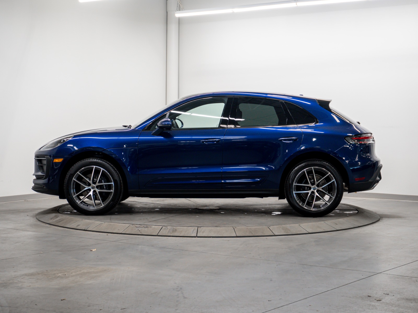 2025 Porsche Macan AWD — photo 2