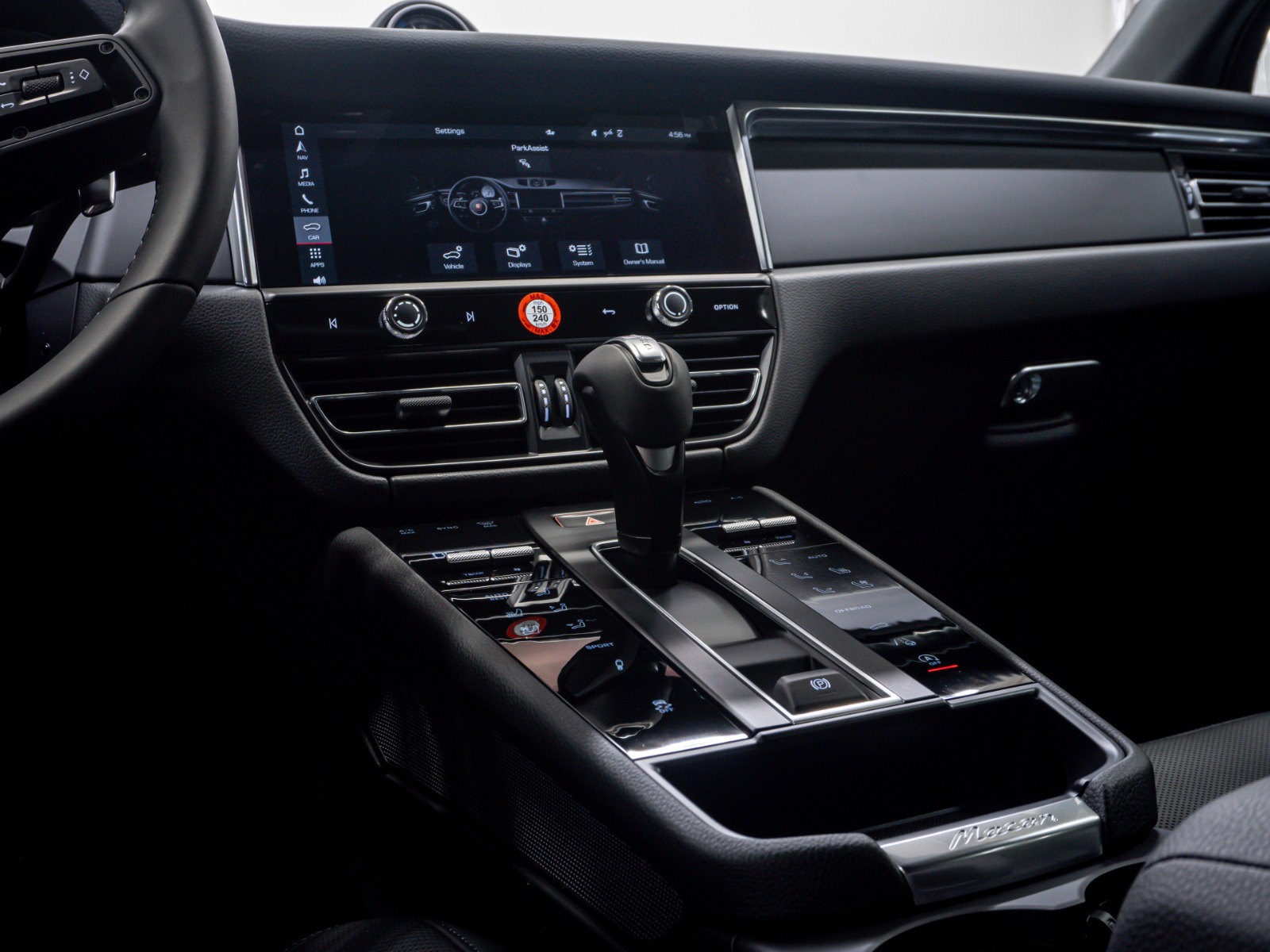 2025 Porsche Macan AWD — photo 17