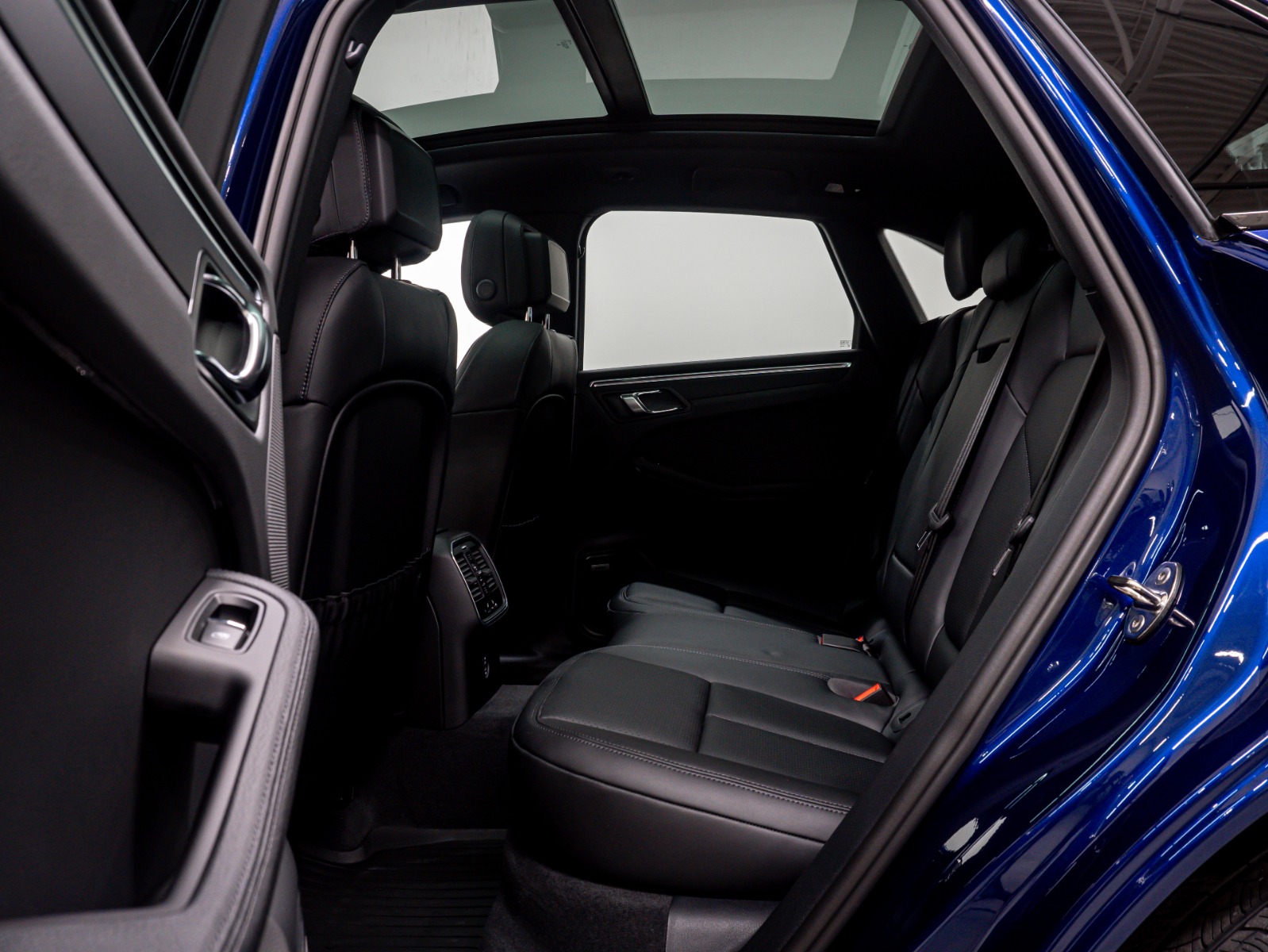2025 Porsche Macan AWD — photo 22