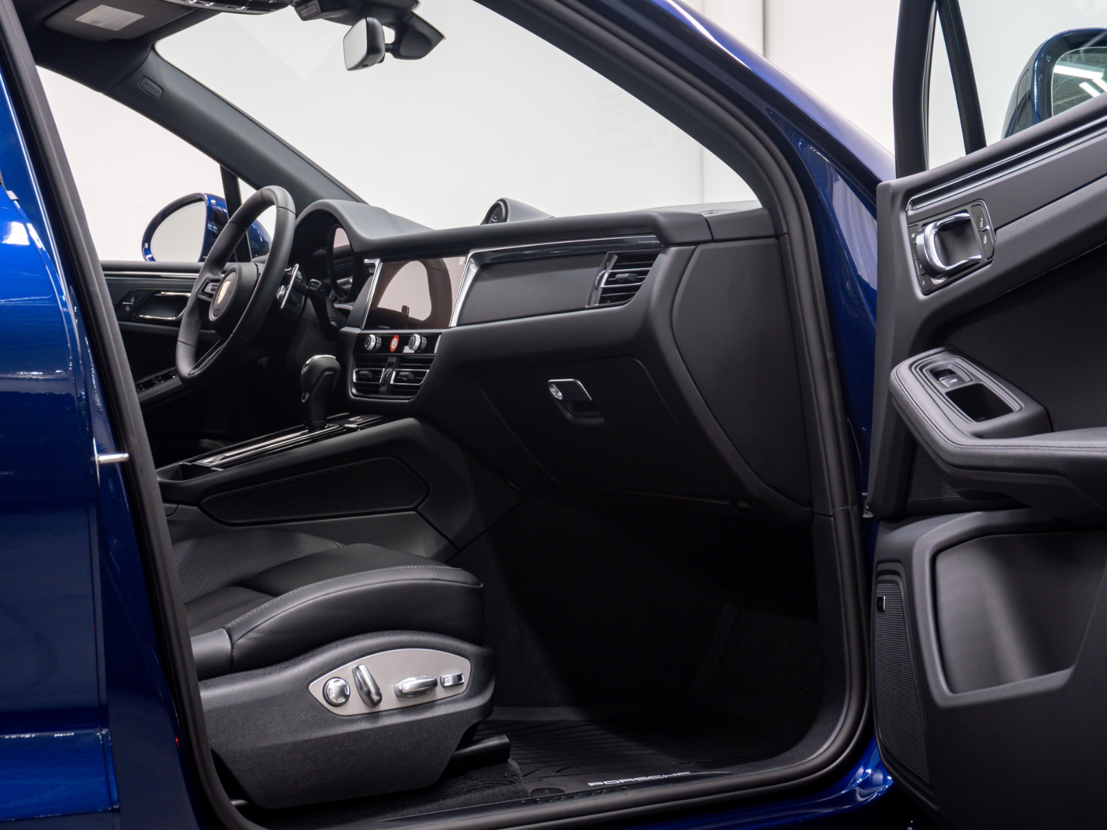 2025 Porsche Macan AWD — photo 24