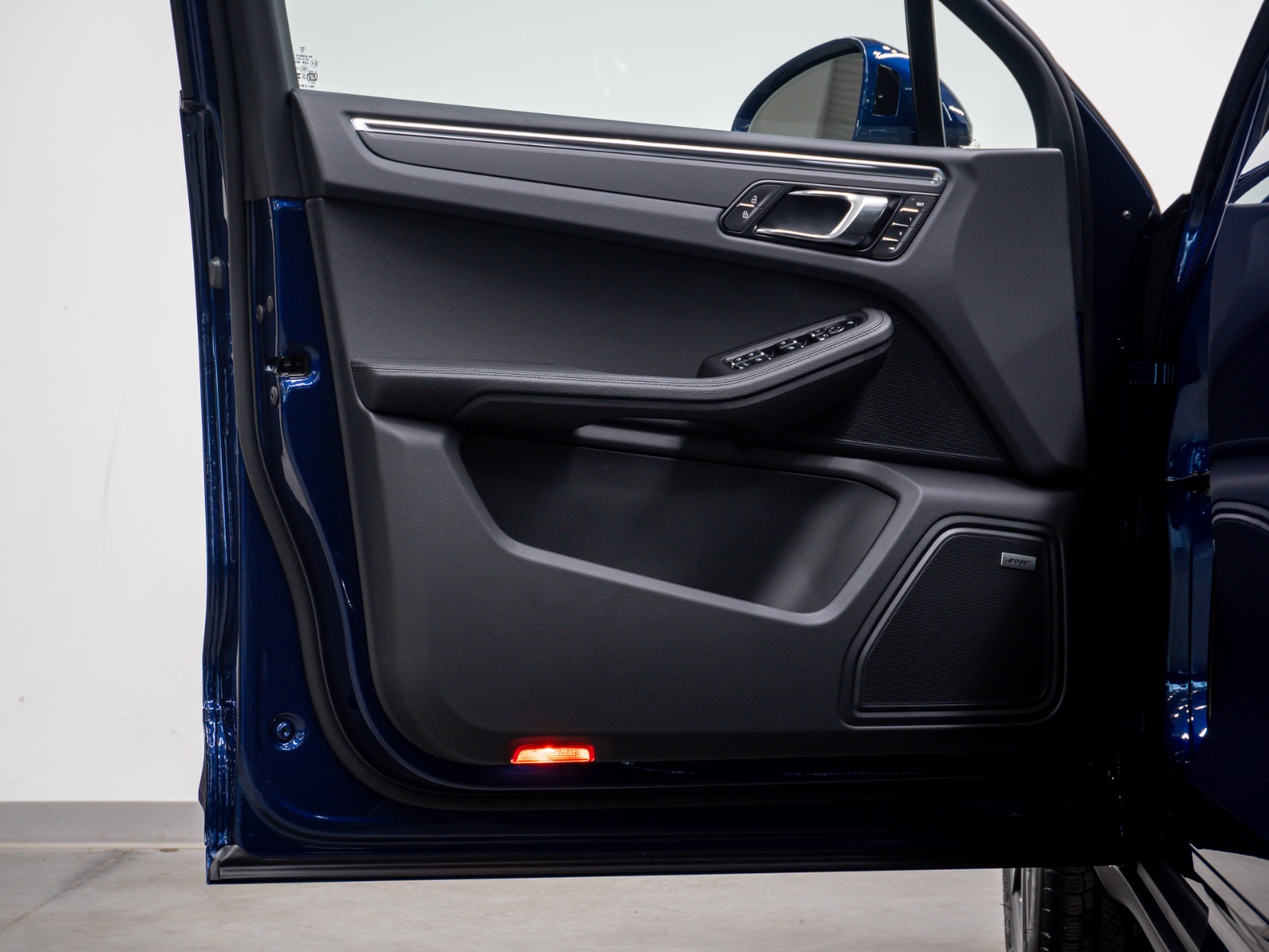 2025 Porsche Macan AWD — photo 25