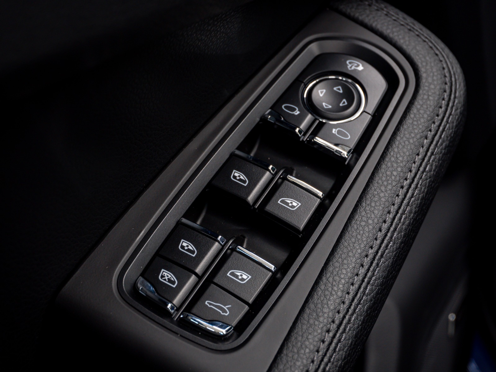 2025 Porsche Macan AWD — photo 26