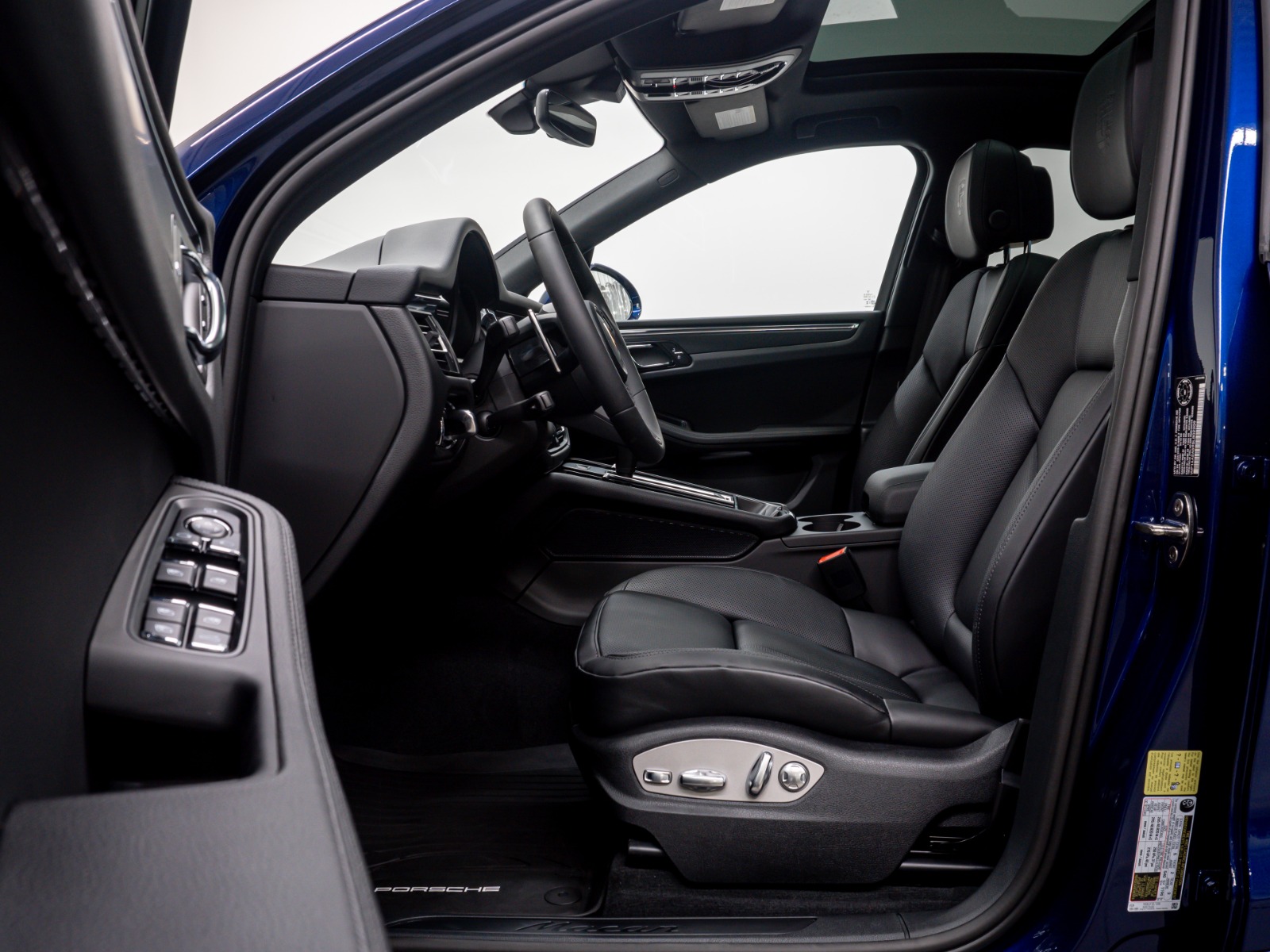 2025 Porsche Macan AWD — photo 29