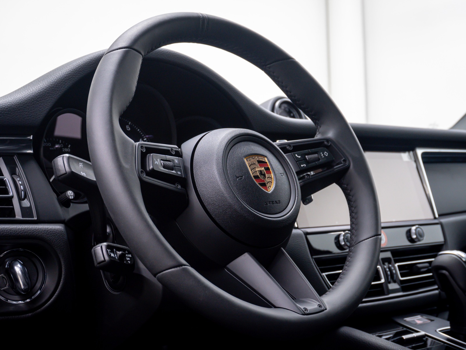2025 Porsche Macan AWD — photo 30