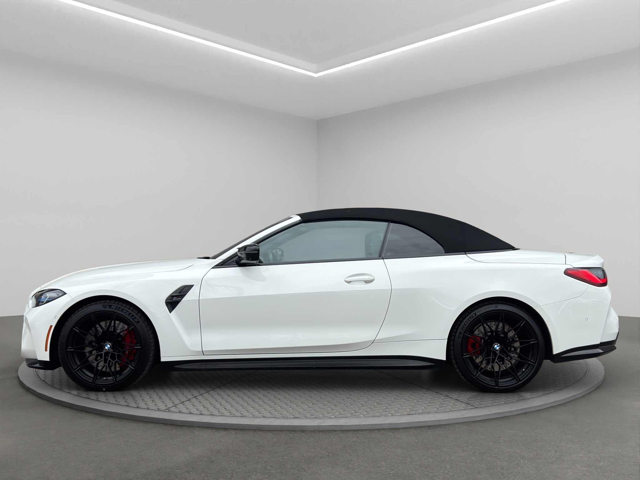 2024 BMW M4 Competition xDrive Convertible — photo 3
