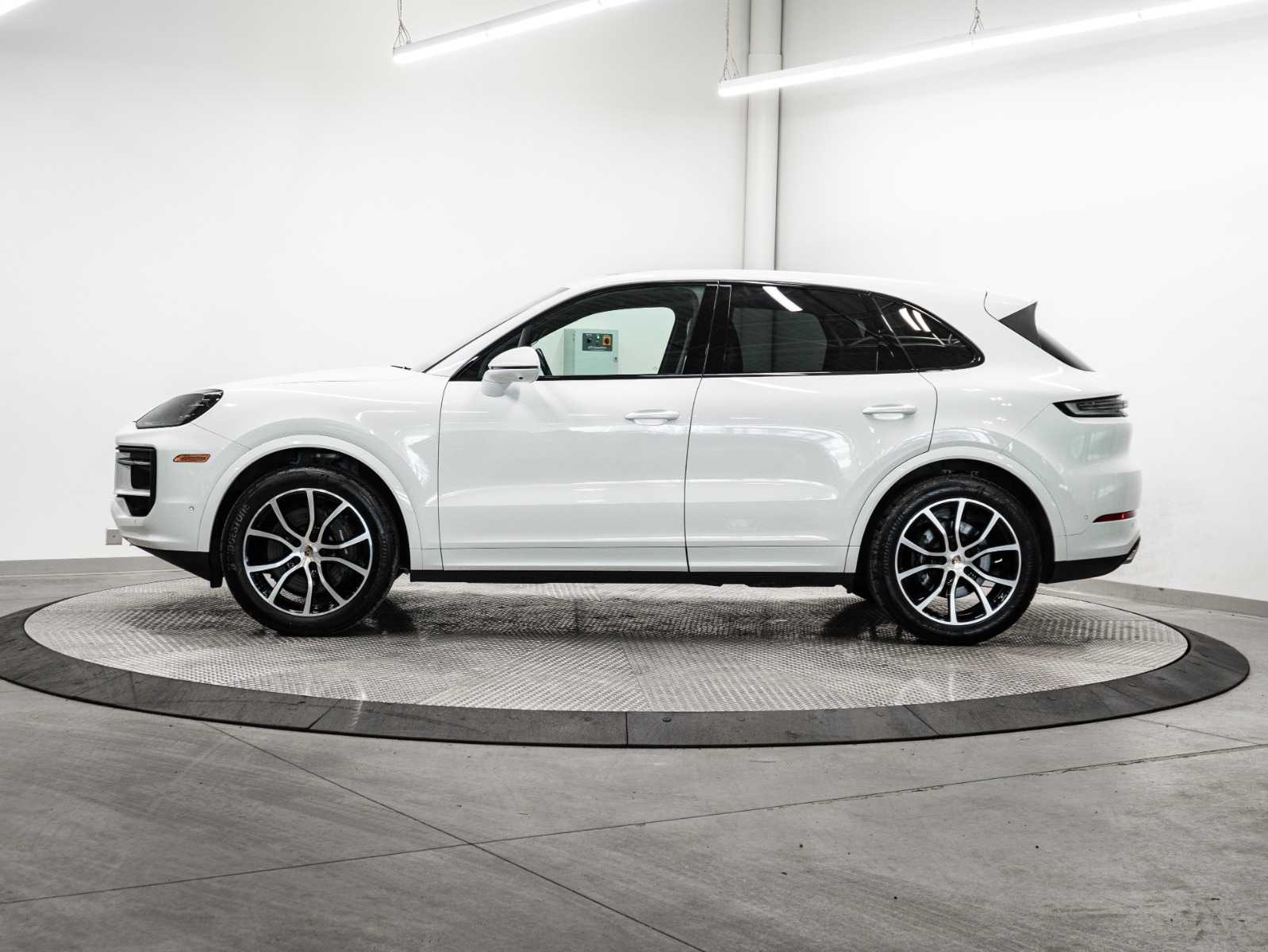 2024 Porsche Cayenne AWD — photo 2