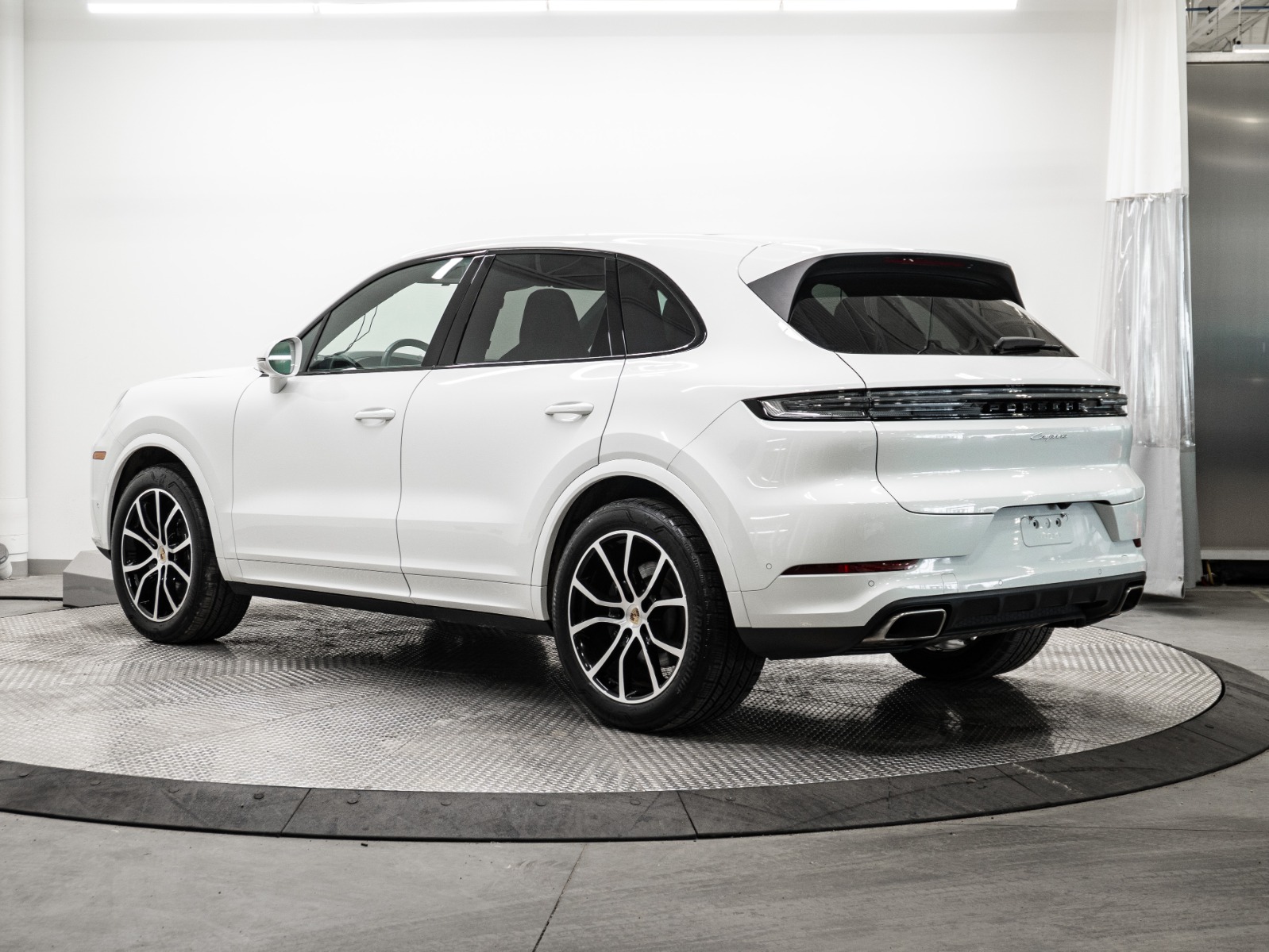 2024 Porsche Cayenne AWD — photo 3