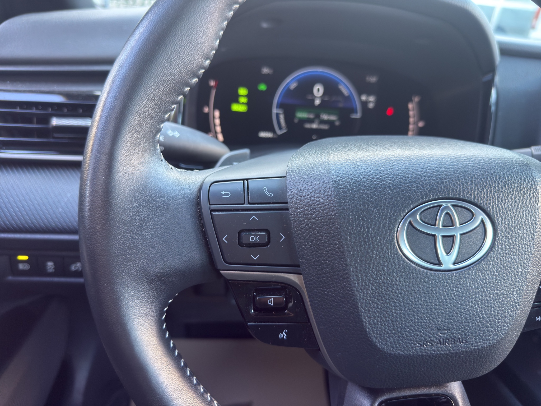 2025 Toyota Camry SE Upgrade CVT AWD — photo 6
