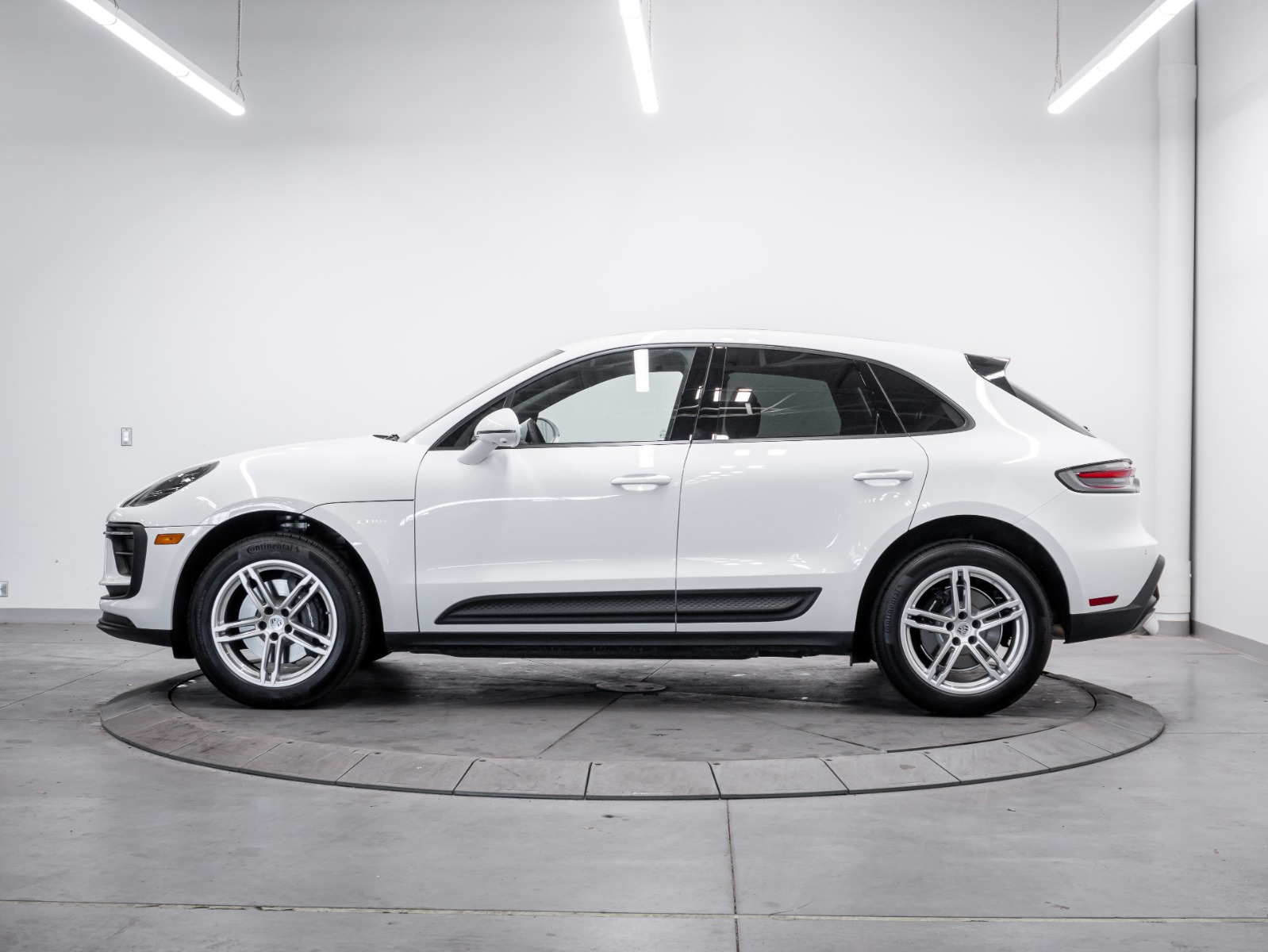 2025 Porsche Macan AWD — photo 2