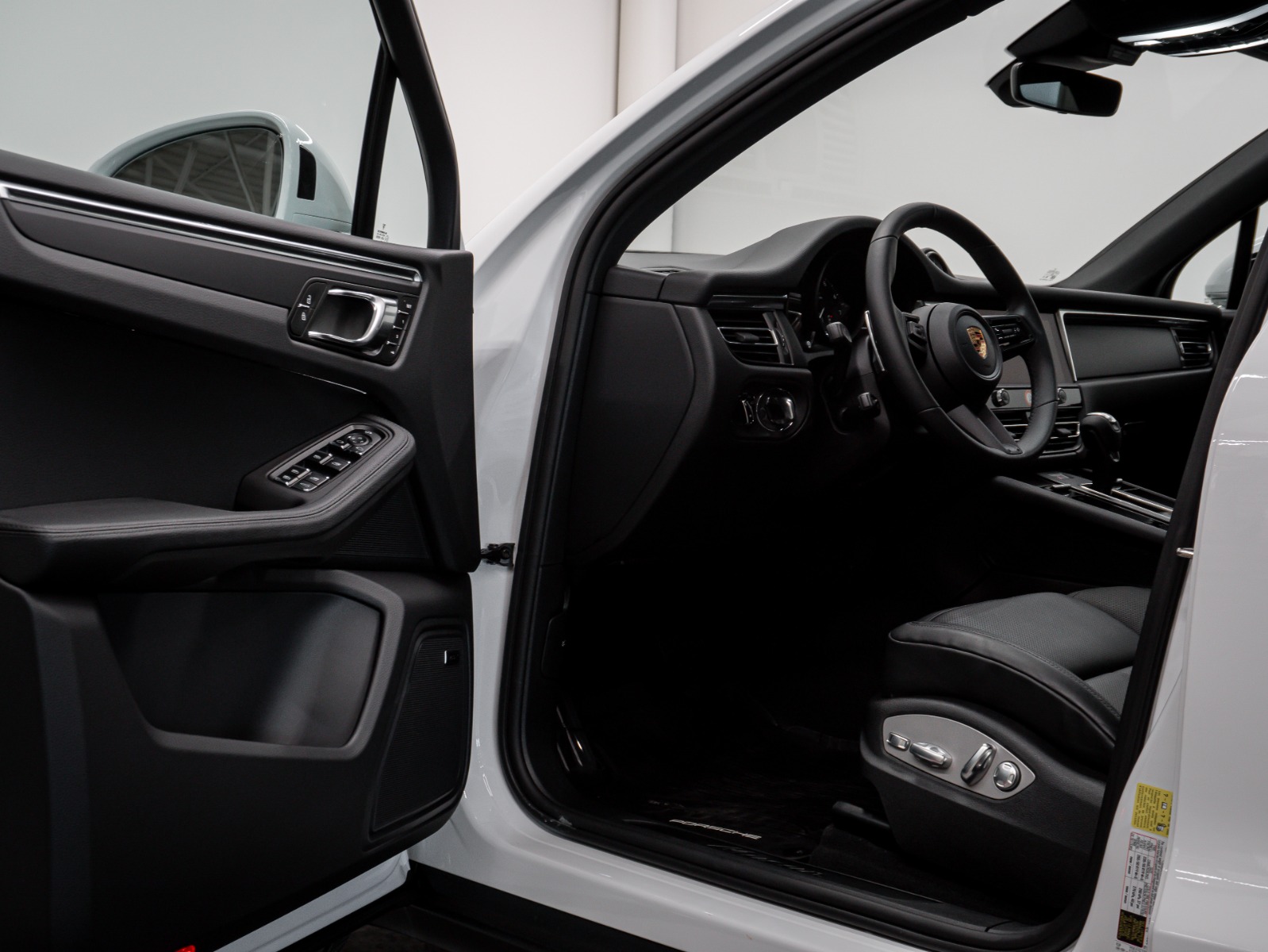 2025 Porsche Macan AWD — photo 4