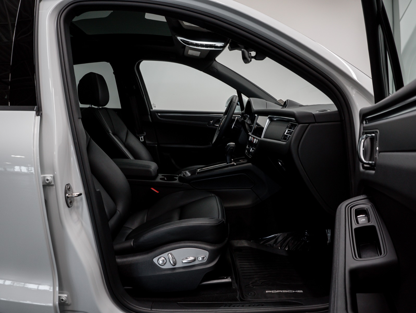 2025 Porsche Macan AWD — photo 5