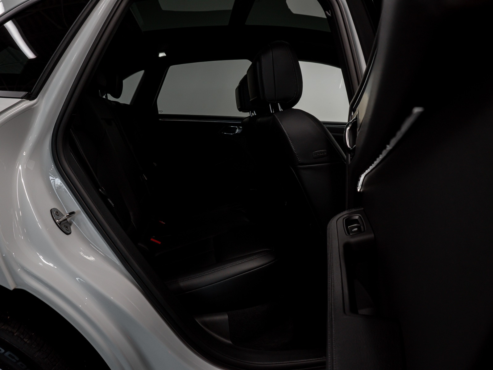 2025 Porsche Macan AWD — photo 18